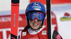 Slovenská lyaka Petra Vlhová se usmívá v cíli super-G v...