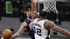 Brandon Clarke (vlevo) z Memphisu útoí kolem LaMarcuse Aldridge ze San Antonia.