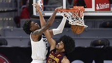 Jaden McDaniels (vlevo) z Minnesoty smeuje do koe Clevelandu pes Jarretta...