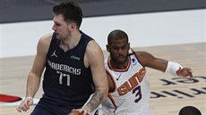 Luku Donie (vlevo) z Dallasu obírá o mí Chris Paul z Phoenixu.