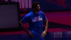 Joel Embiid z Philadelphie ped utkáním s Portlandem.