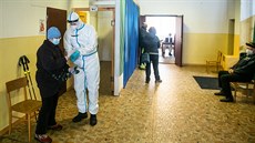 Vojáci zahájili antigenní testování v Malých Svatoovicích na Trutnovsku (9. 2. 2021).