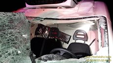 Z kamionu odletěl kus ledu a rozbil čelní sklo na dodávce. Řidič utrpěl zranění...