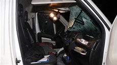 Z kamionu odletěl kus ledu a rozbil čelní sklo na dodávce. Řidič se zranil v...