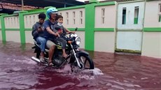 Jako z hororu. Indonéskou obec zaplavila rudá voda