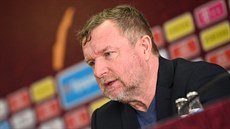 Pavel Vrba odpovídá novinám na první tiskové konferenci v roli trenéra...