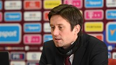 Sparťanský sportovní ředitel Tomáš Rosický odpovídá na tiskové konferenci.