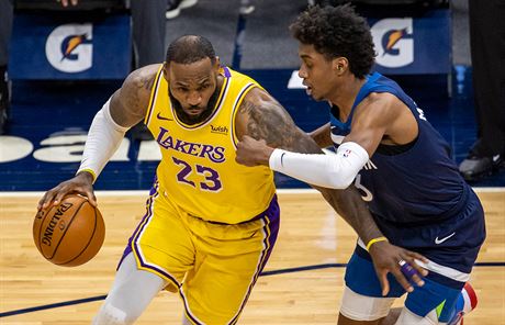 LeBron James (vlevo) z Los Angeles a Jaden McDaniels z Minnesoty.