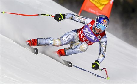 Ester Ledecká se potýká s náronou tratí superobího slalomu ve Svatém Antonu.