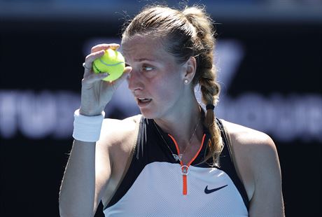 Petra Kvitová se chystá na podání ve druhém kole Australian Open.