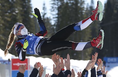 TÝMOVÁ OSLAVA. Markéta Davidová, erstvá mistryn svta ve vytrvalostním...