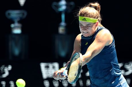 Karolína Muchová se soustedí na bekhend ve tvrtfinále Australian Open.