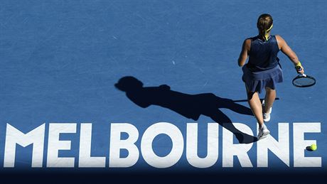 Karolína Muchová se pipravuje na podání v semifinále Australian Open.