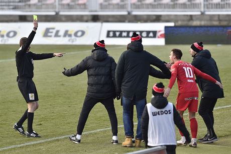 Brnnská lavika zuí. Sudí Petr Hocek neuznal Zbrojovce gól, pak za protesty...