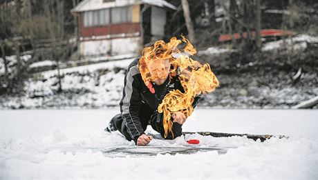 Prorazíte bublinu a zapálíte. Vzáptí se zdvihnou úctyhodné plameny.