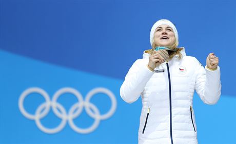 Karolína Erbanová s bronzovou medailí z rychlobruslaské ptistovky na...