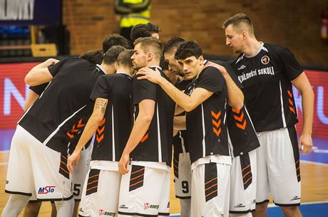 Basketbalisté Hradce Králové se hecují ped zápasem.