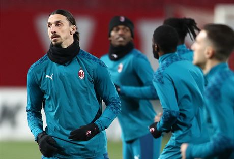 Zlatan Ibrahimovi (vlevo) se se spoluhrái z AC Milán chystá na zápas proti...