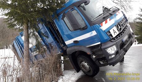 Nehoda popeláského vozu na Klatovsku.