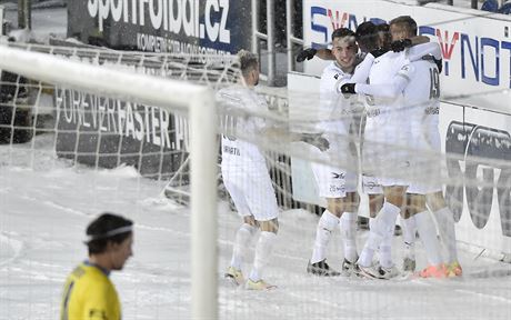 Fotbalisté Slovácka se radují z gólu v utkání s Teplicemi.