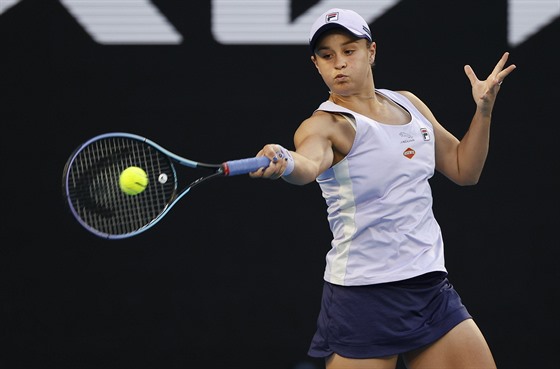 Ashleigh Bartyová hraje forhend v prvním kole Australian Open.