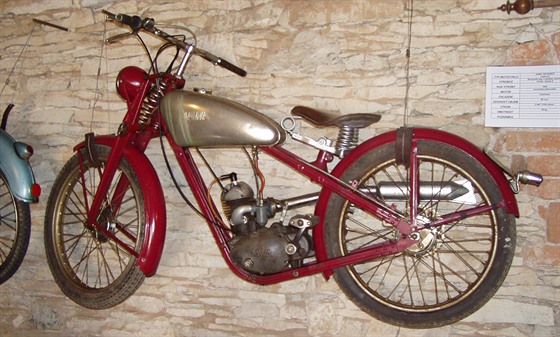 Jedním z ukradených motocyklů je Jawa Robot 90 z roku 1939. Na ilustračním snímku je obdobná Jawa Robot 100 z roku 1938.