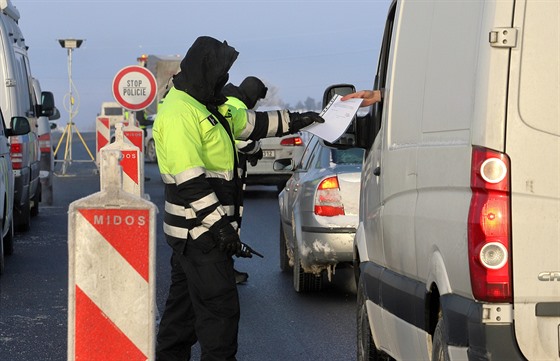 Policejní kontrola na dálnici D6, na hranici dvou uzavřených okresů Cheb a...