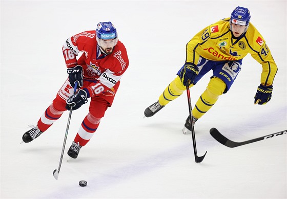 Kapitán českých hokejistů Michal Birner se probíjí přes Švéda Filipa Hallandera.