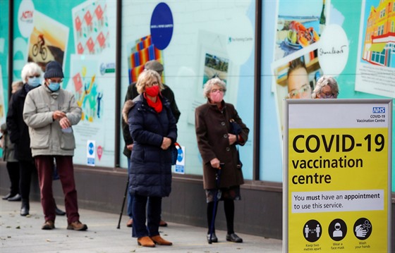 Lidé čekají na očkování proti covidu ve Folkestonu v britském hrabství Kent....