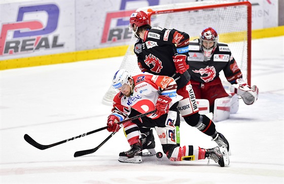 Denis Kusý z Pardubic se marn� sna�í dostat do �ance p�es Tomá�e Kundrátka z...