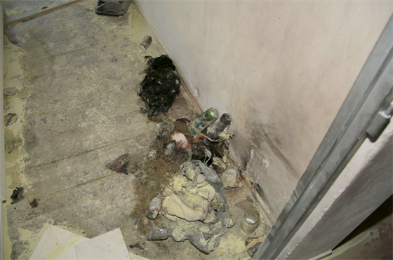 Dva mladíci v bytě na okraji Olomouce plnili plechovou nádobku s konopím...