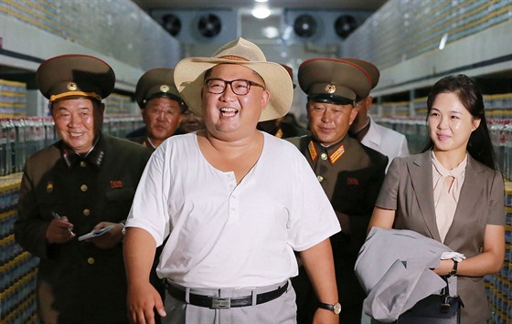 Diktátor Kim Čong-un a jeho manželka navštívili továrnu na zpracování ryb. (7....