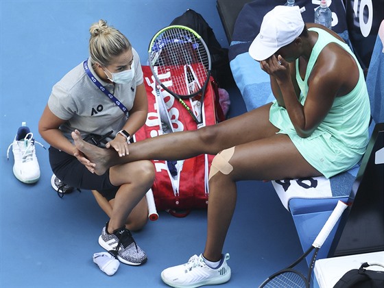Američanka Venus Williamsová se nechává ošetřovat ve druhém kole Australian...