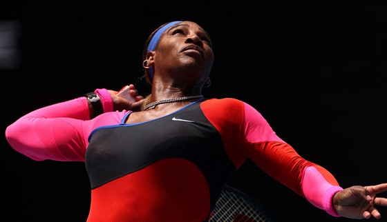 Amerianka Serena Williamsová podává v osmifinále Australian Open.