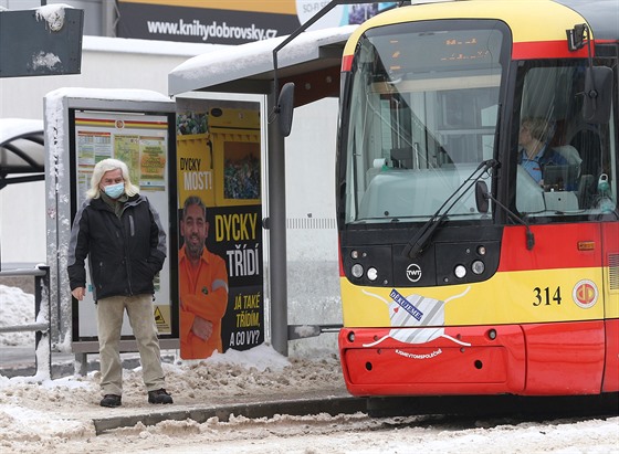 Tramvaj na zastávce v centru Mostu.