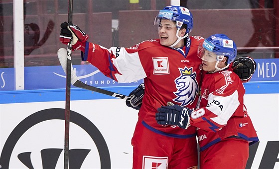 Český útočník Matěj Blümel (vlevo) oslavuje svůj gól proti Finsku.