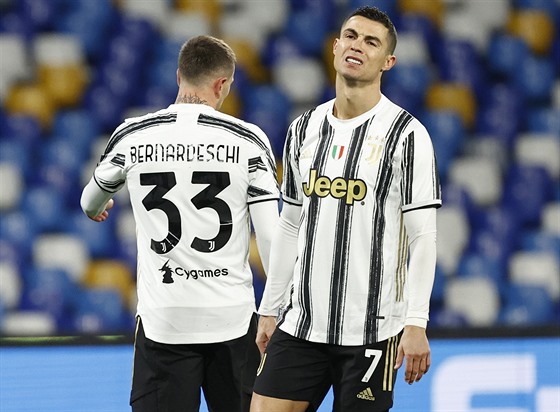 Zklamaný Cristiano Ronaldo, jeho Juventus prohrál s Neapolí.