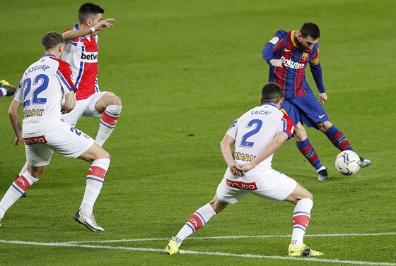 Lionel Messi z Barcelony střílí gól v utkání proti Alavésu.