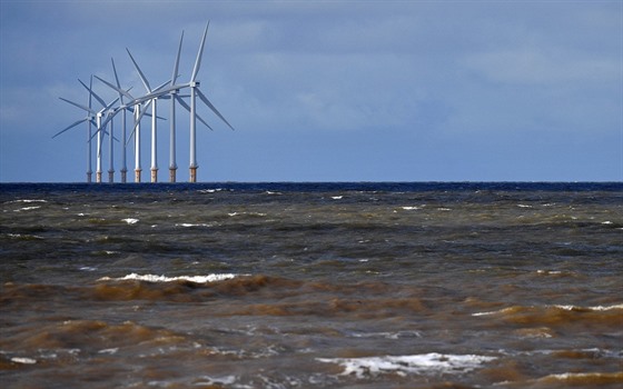 Větrné turbíny elektrárny Burbo Bank nedaleko Liverpoolu na severozápadě Velké...
