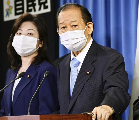 Tajemník japonské Liberálně demokratické strany Tošihiro Nikai pozval ženské...