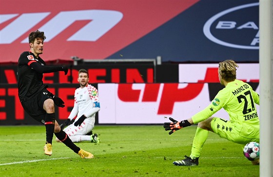 Český útočník Patrik Schick střílí gól v utkání Leverkusenu s Mohučí.