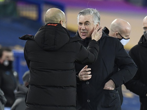 Carlo Ancelotti, trenér Evertonu, se zdraví se svým protjkem z MAnchesteru...