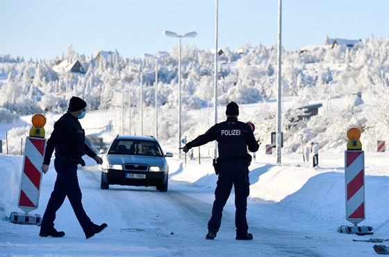 Německá policie na hranicích s Českou republikou kontroluje přijíždějící auta....