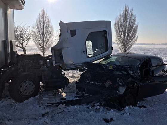 U Klecan v okrese Praha-východ se srazil kamion s osobním autem. (12. února...