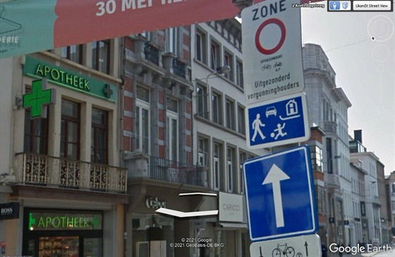 Značka o zákazu vjezdu je umístěná na začátku Kortedagsteeg v Gentu.