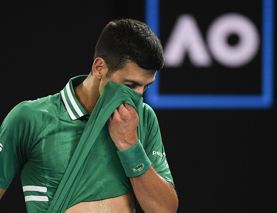 Srb Novak Djokovi bhem tvrtfinále Australian Open.