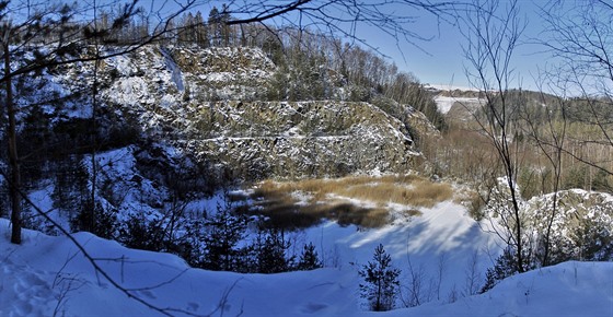 Historie t�by kamene v lomu Kosov vedle kolejí spojujících Jihlavu s T�ebí�í...