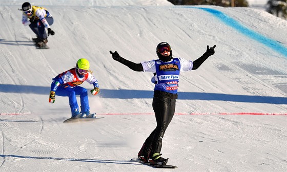 Australanka Belle Brockhoffová slaví zisk titulu v závodu snowboardcrossových...
