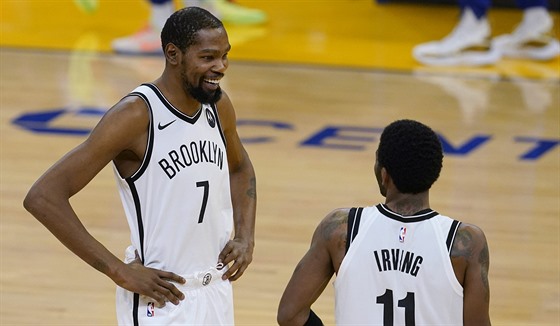 Hvězdy Brooklyn Nets Kevin Durant a Kyrie Irving mají důvod k úsměvu.