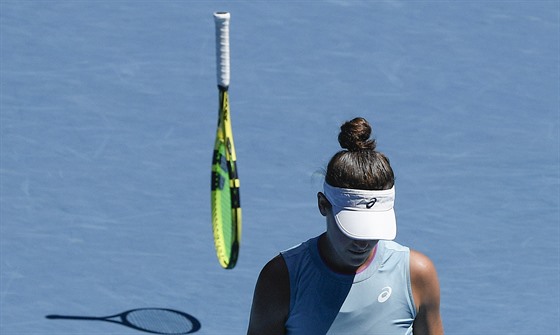 Jennifer Bradyová frustrovaně zahazuje raketu ve čtvrtfinále Australian Open.